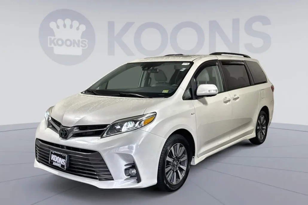 2019 Toyota Sienna XLE photo 1