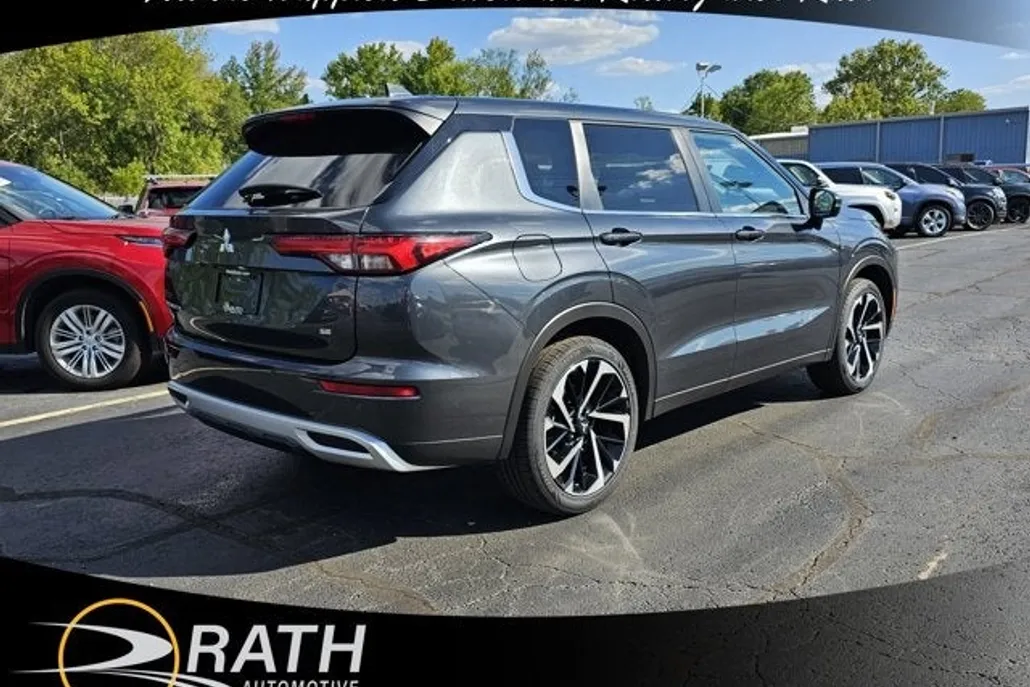 2024 Mitsubishi Outlander SE Black Edition photo 1