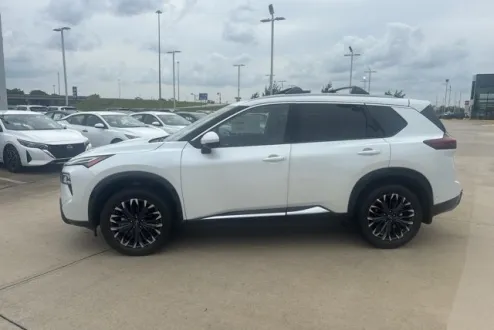 2025 Nissan Rogue Platinum photo 3