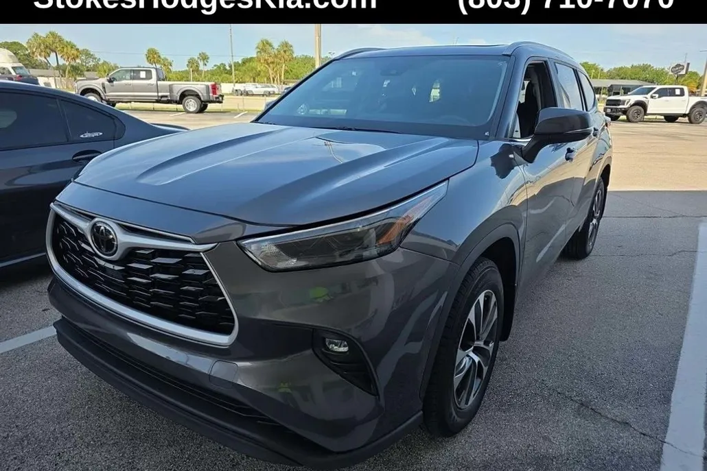 2023 Toyota Highlander XLE photo 1