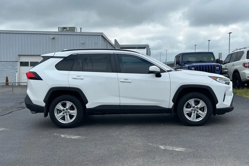 2020 Toyota RAV4 XLE photo 1