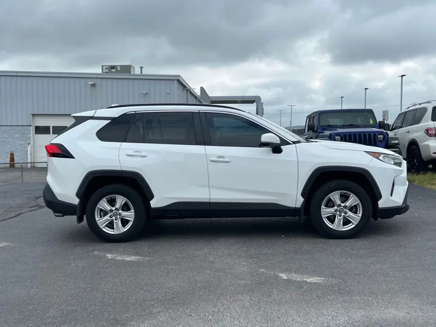 2020 Toyota RAV4 XLE photo 1