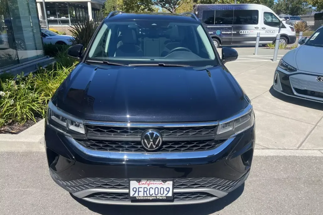 2023 Volkswagen Taos SE photo 1