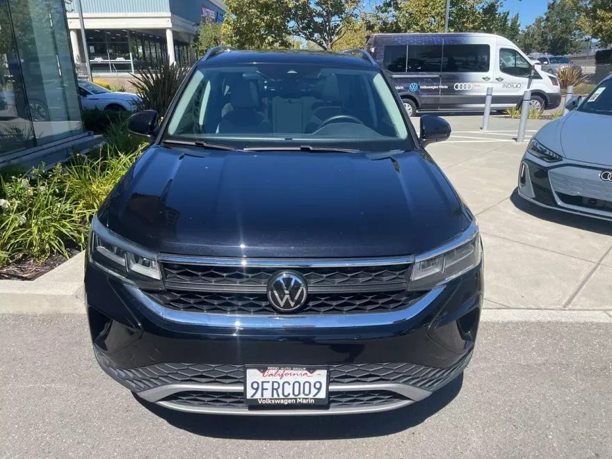 2023 Volkswagen Taos SE photo 1