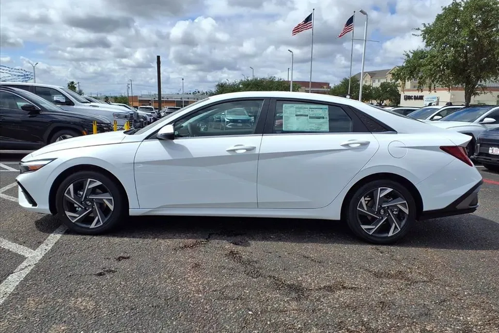 2025 Hyundai Elantra Limited photo 1