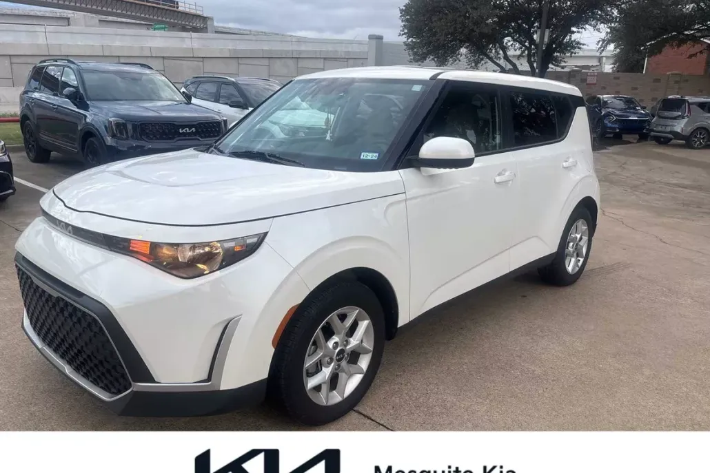 2023 Kia Soul LX photo 1