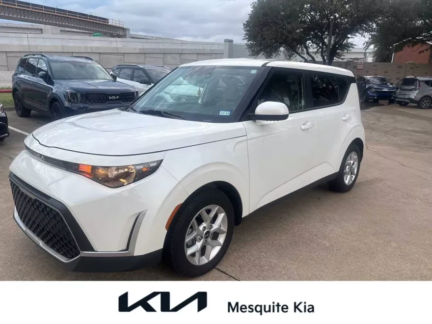 2023 Kia Soul LX photo 1