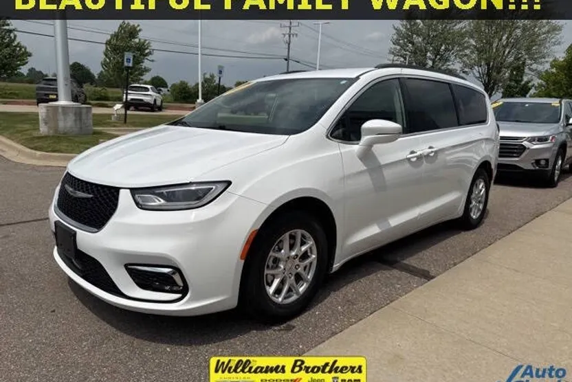 2022 Chrysler Pacifica Touring L photo 1