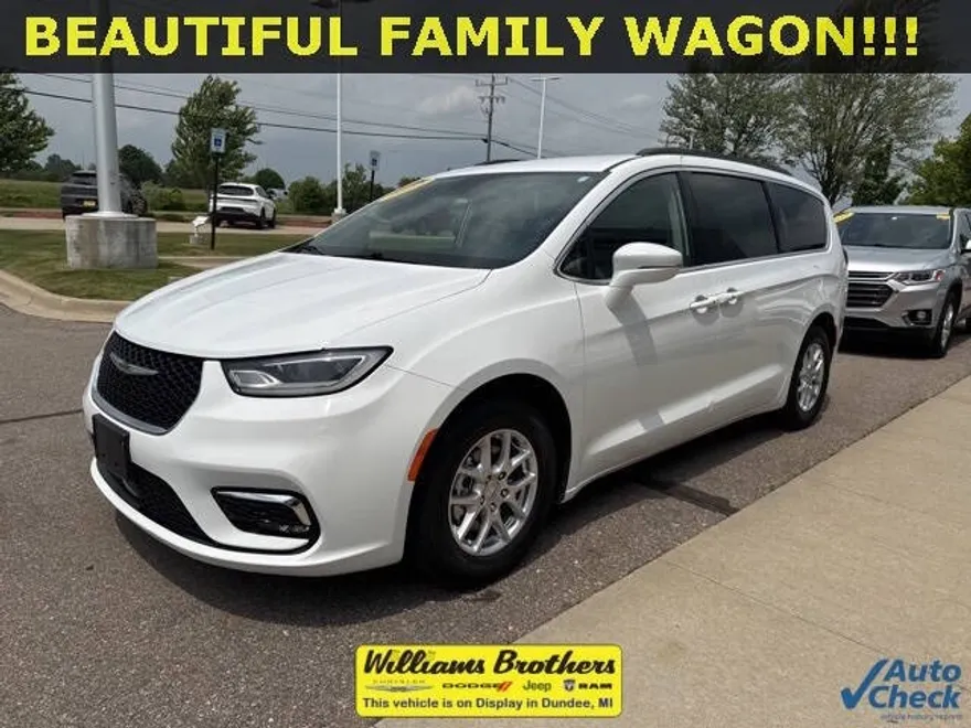 2022 Chrysler Pacifica Touring L photo 1