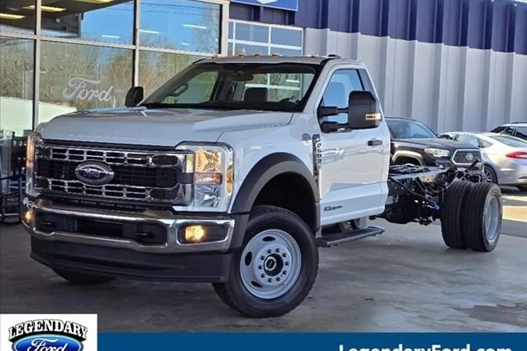 2025 Ford F-600 photo 1