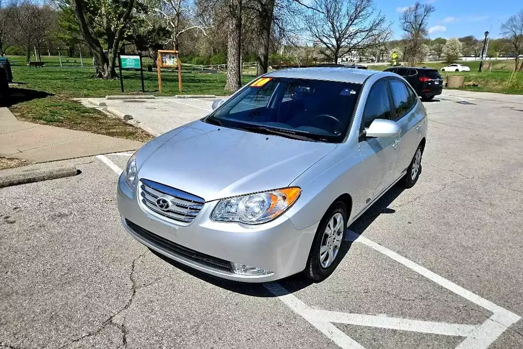 2010 Hyundai Elantra SE photo 1