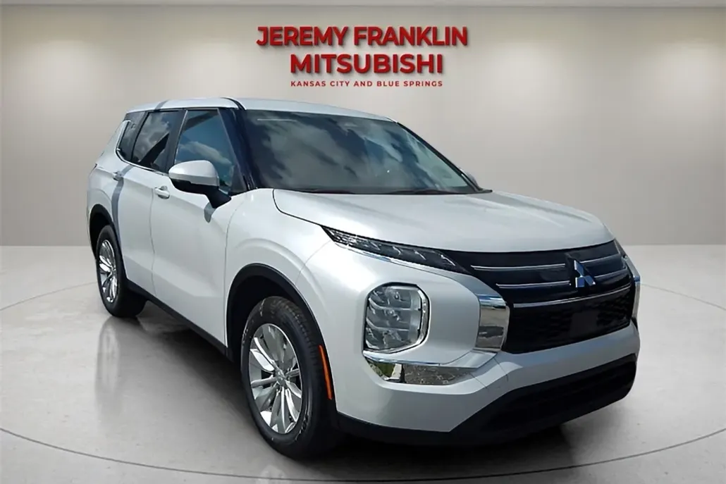 2025 Mitsubishi Outlander ES photo 1