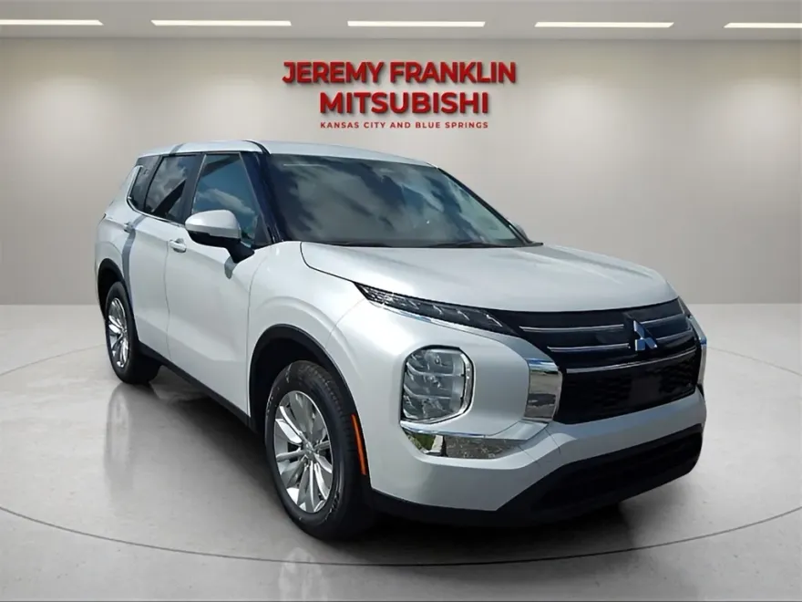 2025 Mitsubishi Outlander ES photo 1