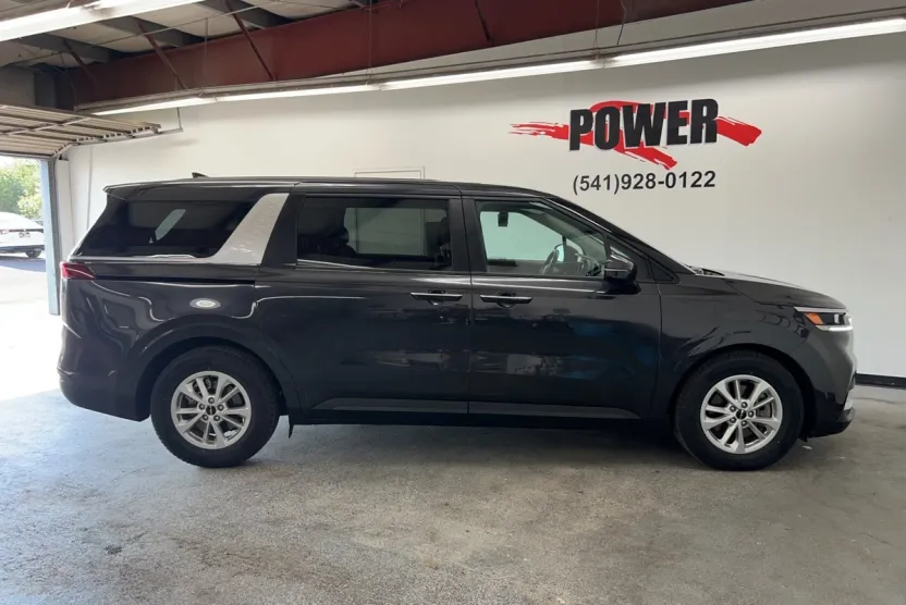 2024 Kia Carnival LX photo 1