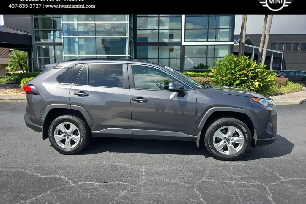 2021 Toyota RAV4 XLE photo 1