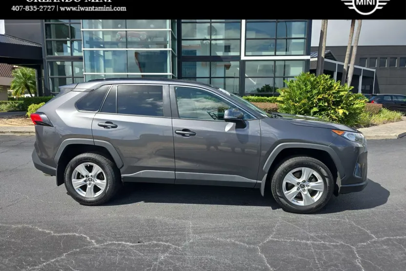 2021 Toyota RAV4 XLE photo 1