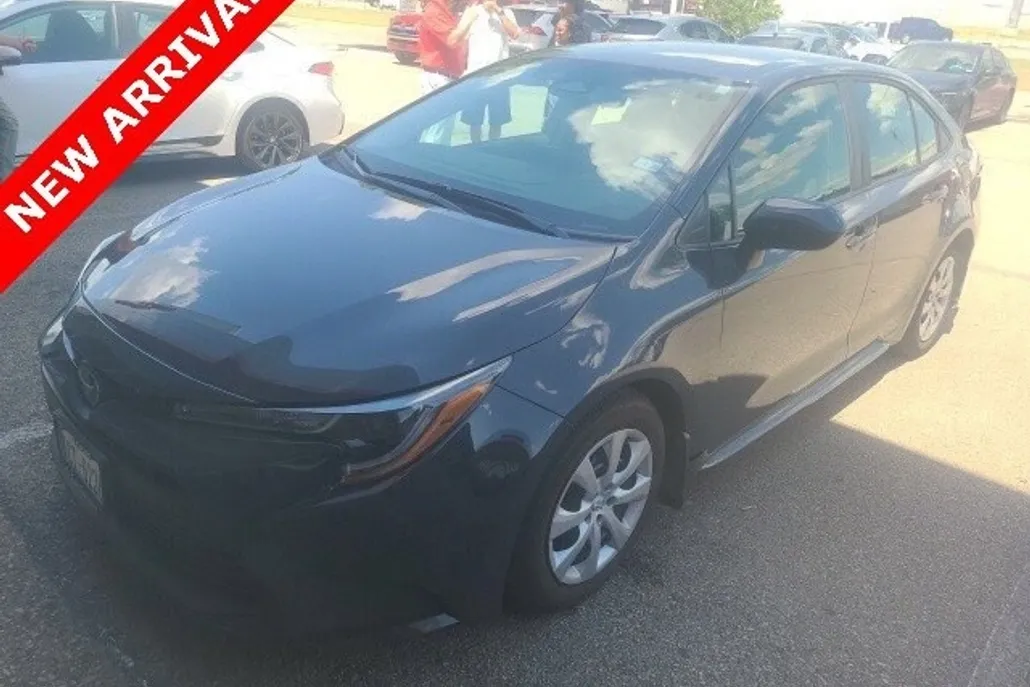2023 Toyota Corolla LE photo 1