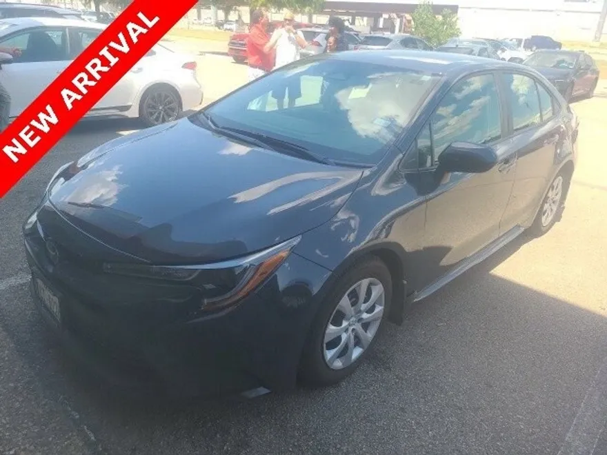2023 Toyota Corolla LE photo 1