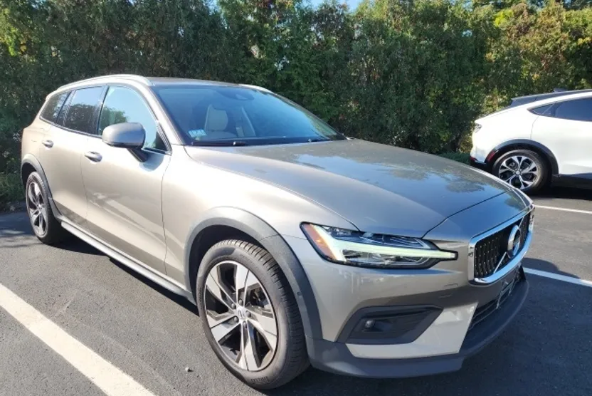 2021 Volvo V60 Cross Country T5 photo 1