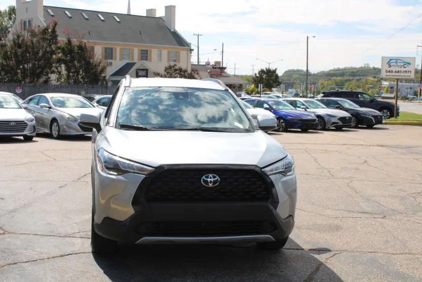 2022 Toyota Corolla Cross LE photo 1
