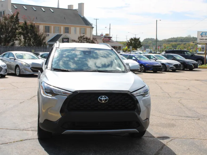 2022 Toyota Corolla Cross LE photo 1
