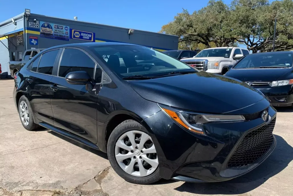2020 Toyota Corolla LE photo 1