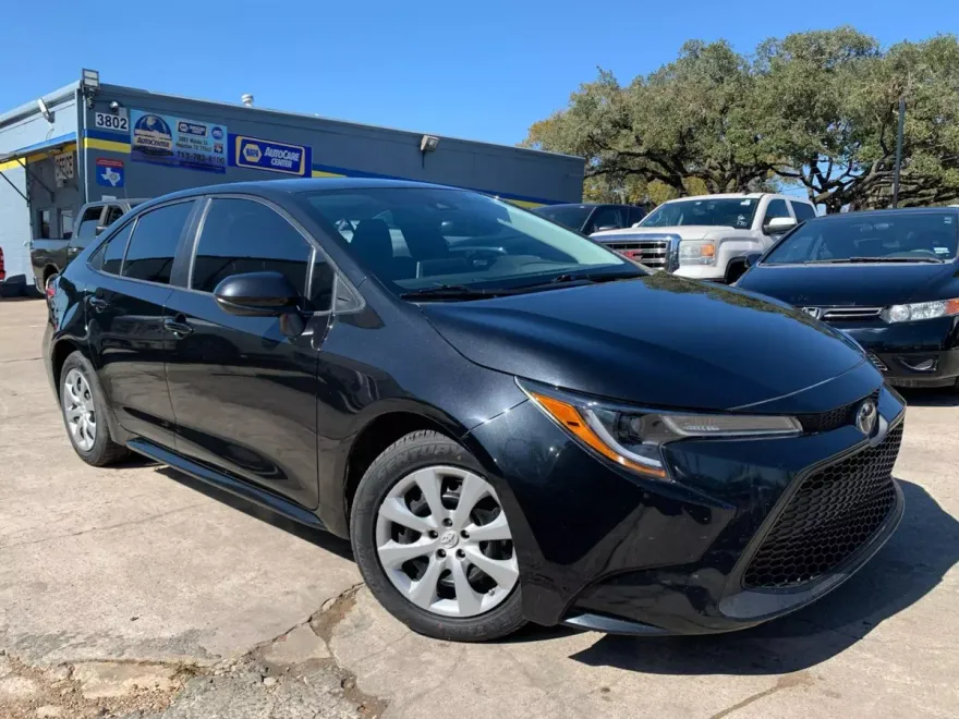 2020 Toyota Corolla LE photo 1