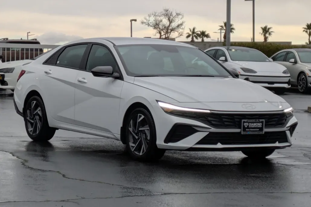 2025 Hyundai Elantra SEL Sport photo 1