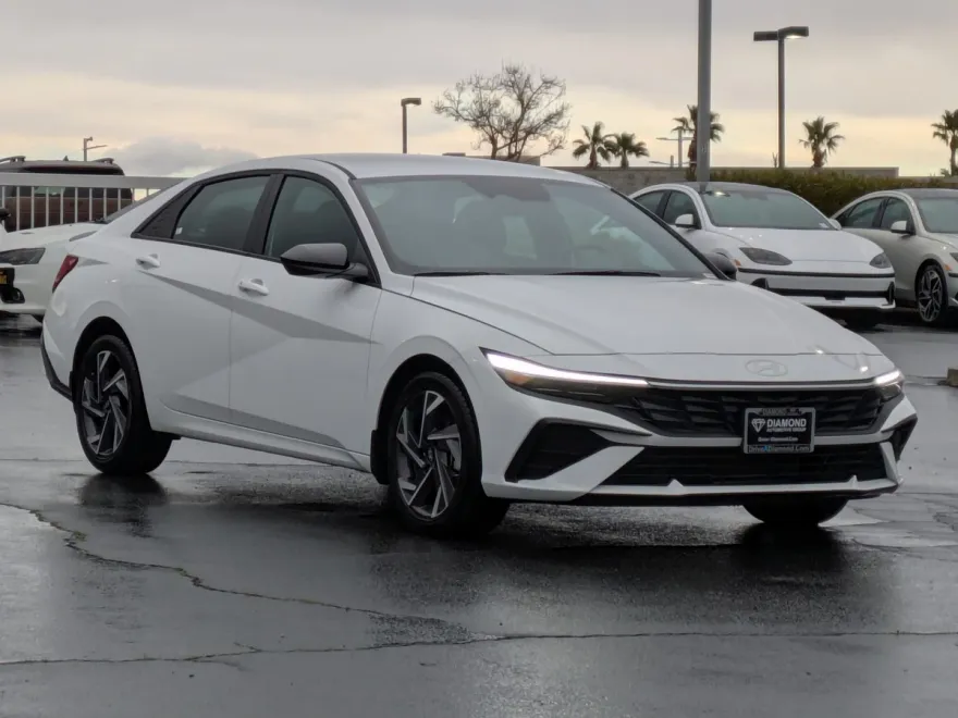 2025 Hyundai Elantra SEL Sport photo 1
