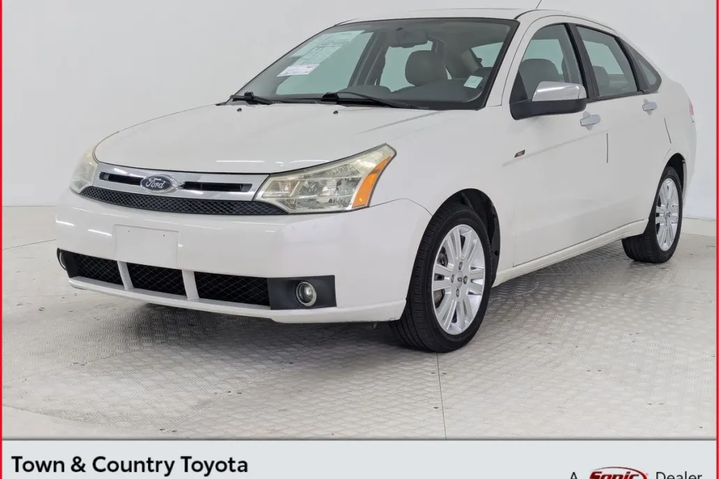 2010 Ford Focus SEL Sedan photo 1