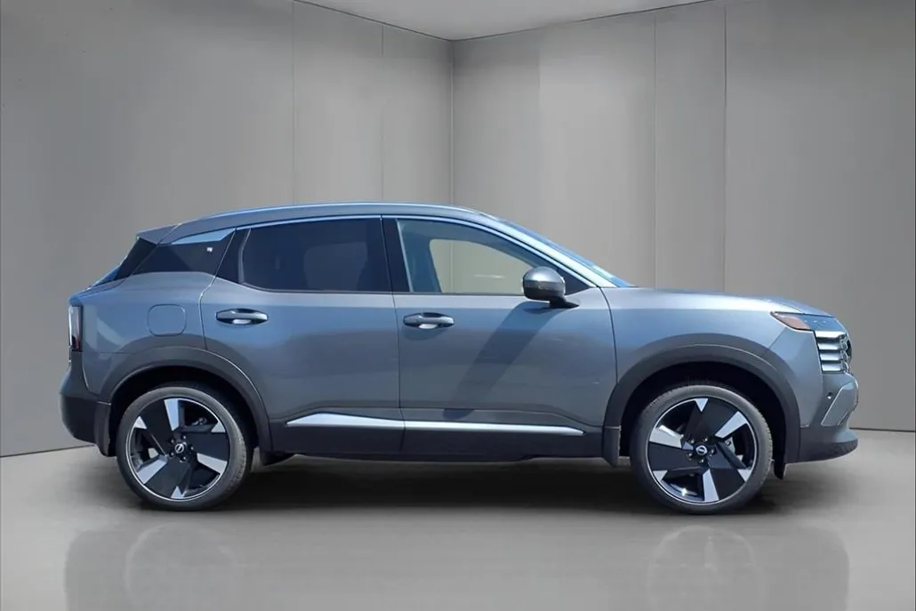 2025 Nissan Kicks SR photo 1