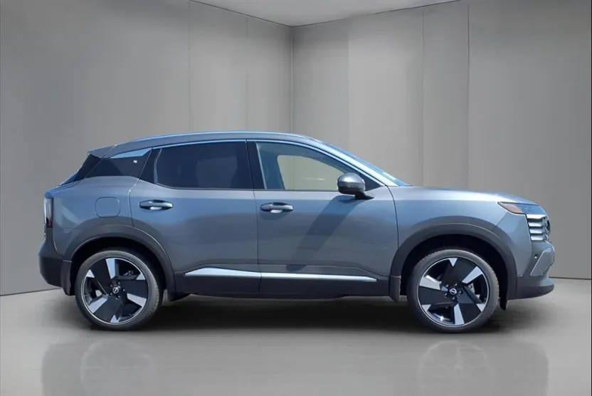 2025 Nissan Kicks SR photo 1