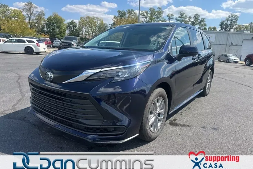 2024 Toyota Sienna LE photo 1