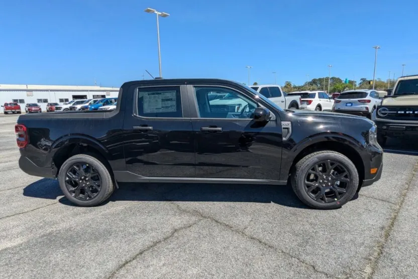 2025 Ford Maverick XLT photo 1