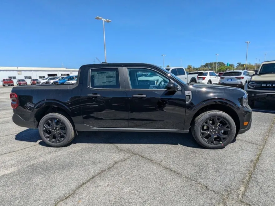 2025 Ford Maverick XLT photo 1