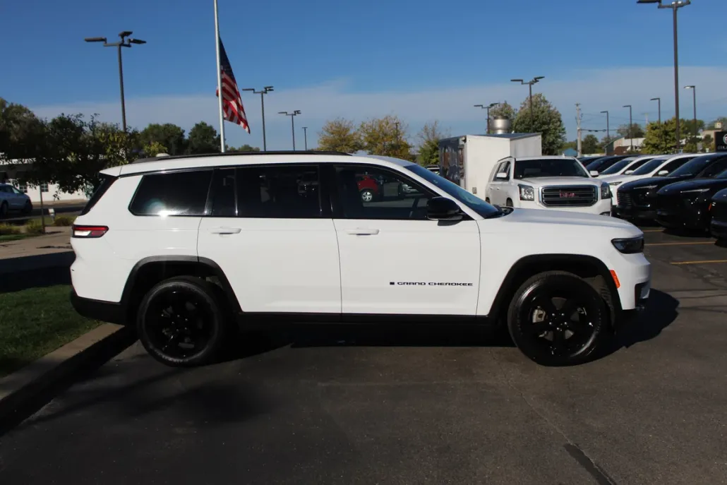 2023 Jeep Grand Cherokee Altitude photo 1