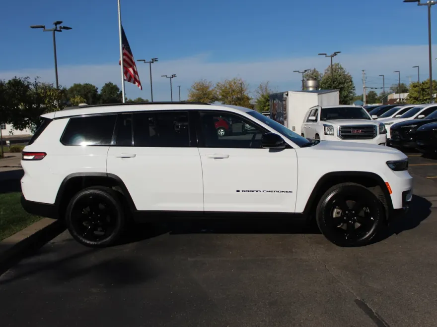 2023 Jeep Grand Cherokee Altitude photo 1