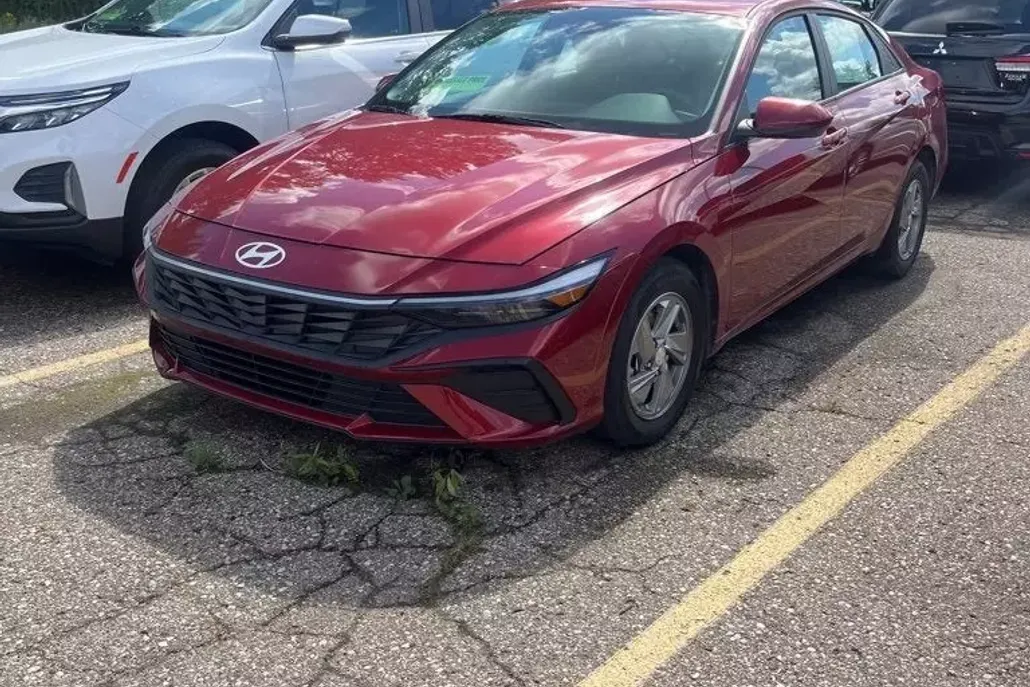 2025 Hyundai Elantra SE photo 1