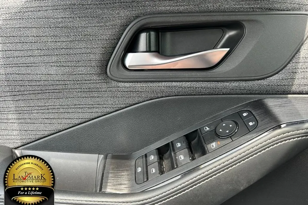 2023 Nissan Rogue AWD SV photo 1