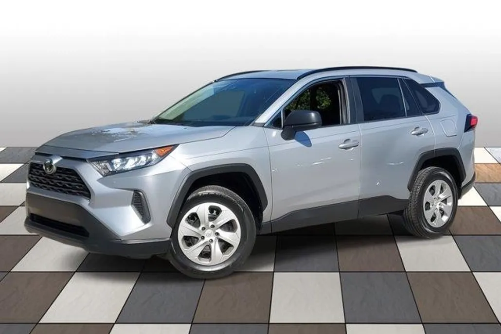 2019 Toyota RAV4 LE photo 1