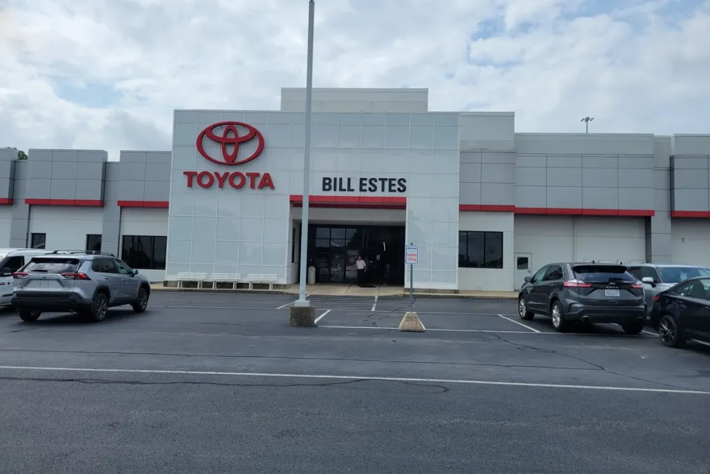 2017 Toyota RAV4 LE photo 1