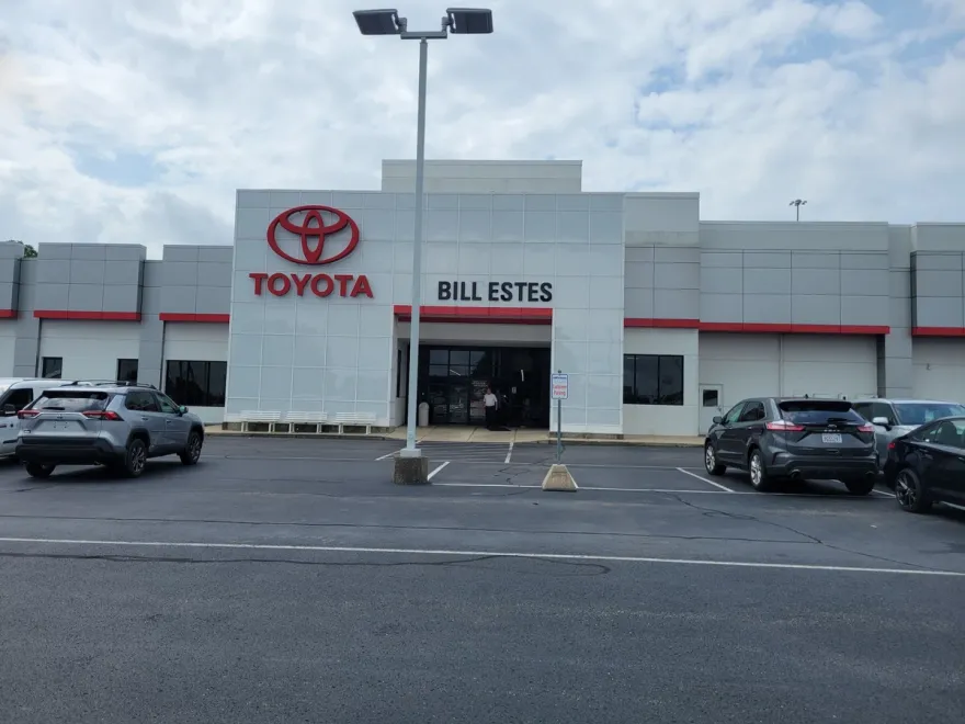 2017 Toyota RAV4 LE photo 1