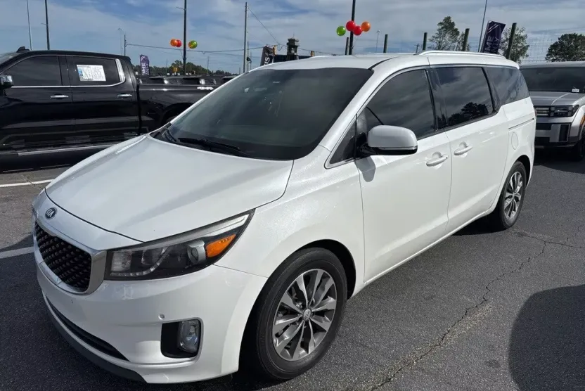 2017 Kia Sedona SX photo 1