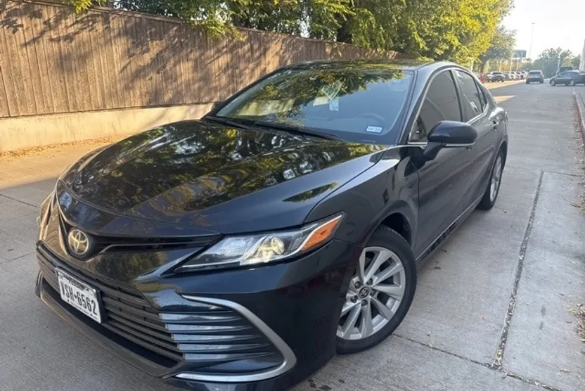 2022 Toyota Camry LE photo 1