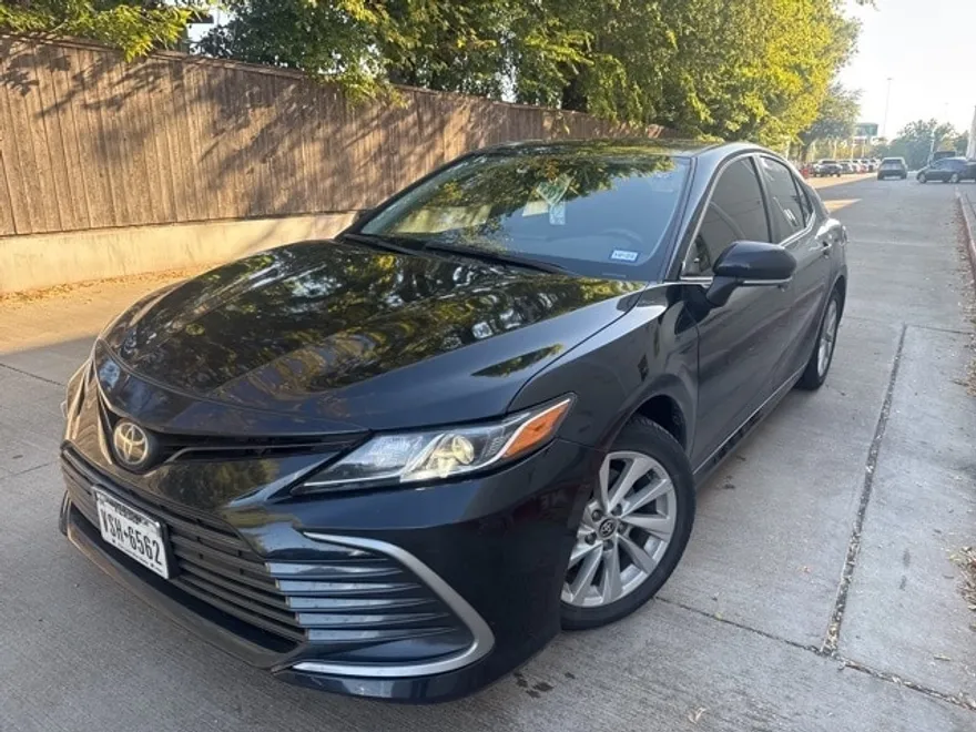 2022 Toyota Camry LE photo 1
