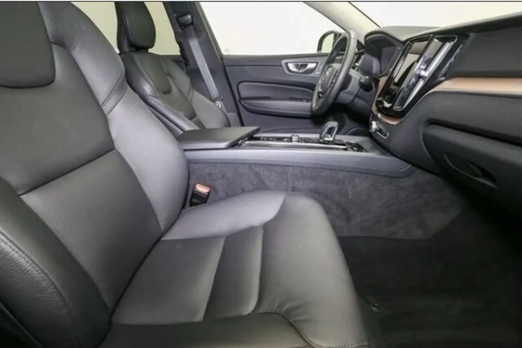 2024 Volvo XC60 B5 Plus photo 1