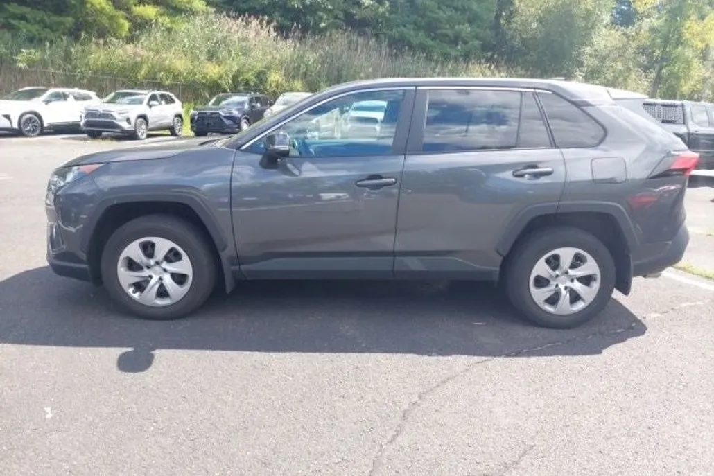 2022 Toyota RAV4 LE photo 1