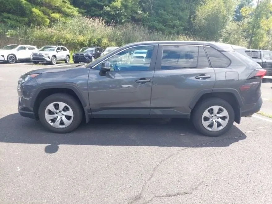 2022 Toyota RAV4 LE photo 1