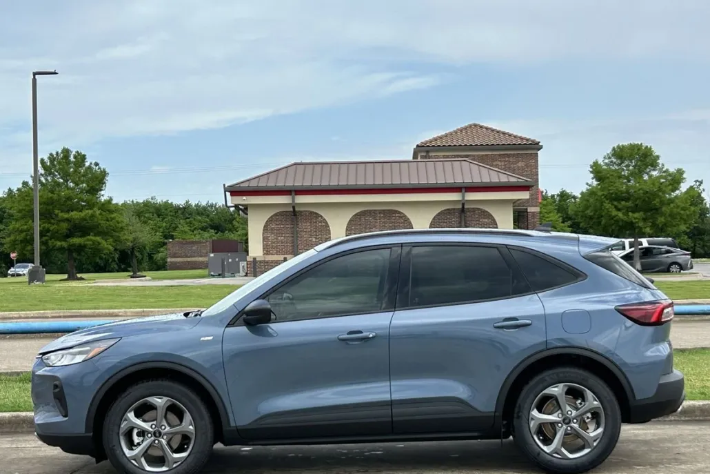 2025 Ford Escape ST-Line photo 1
