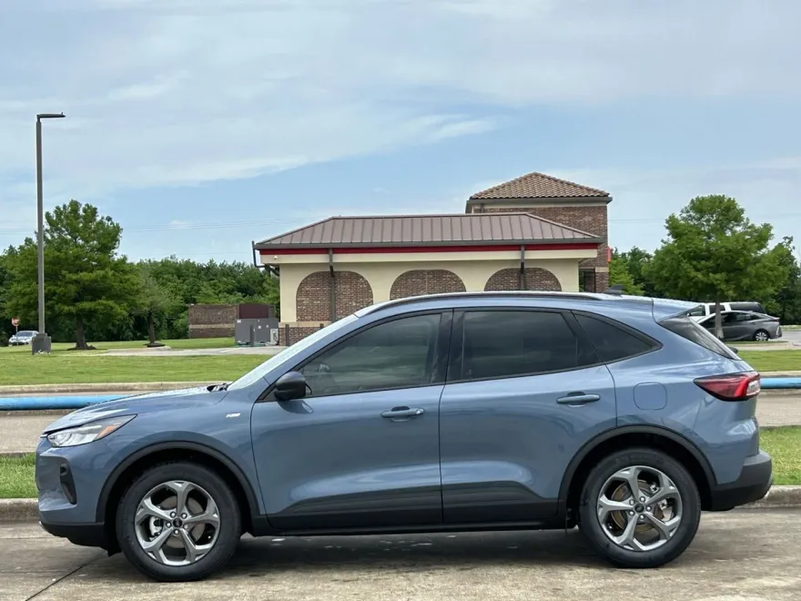 2025 Ford Escape ST-Line photo 1